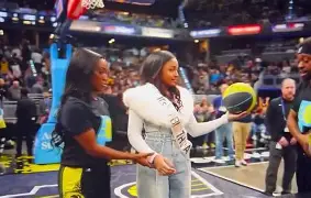 亚博棋牌app-步行者队主场失利,接连遭遇困境的球员