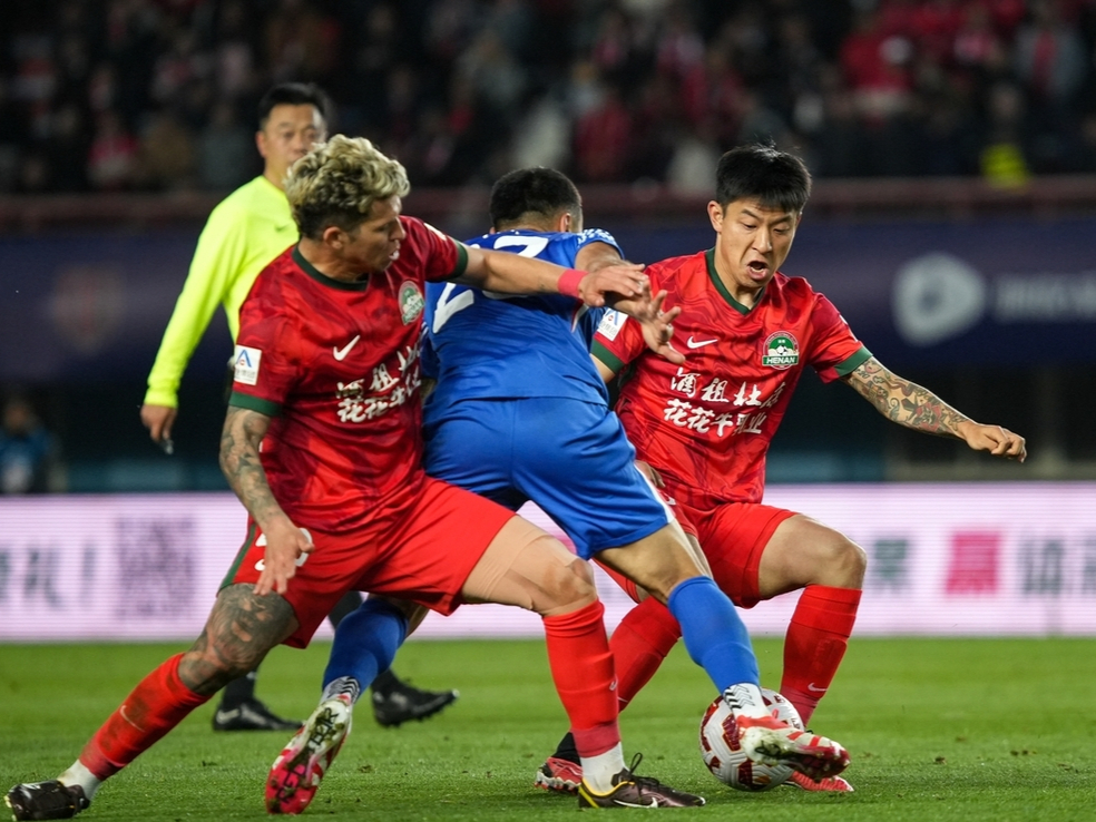 亚博棋牌app-中国足球联赛战况异常激烈,各队球员全力以赴进攻